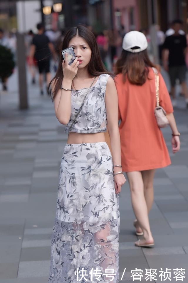 甜美|印版高腰款显瘦两件套装,配上尖头鞋,穿着清新甜美气质