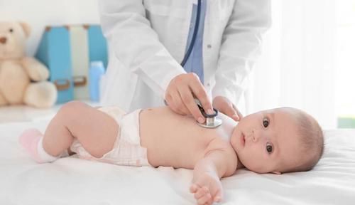 宝宝|满月宝宝戴五只金戒指,玩着玩着误吞一只,家长这么不走心?