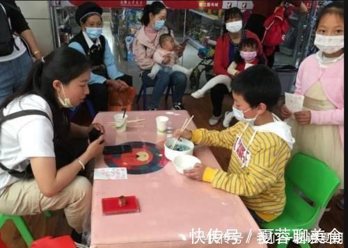 价值观念|吃顿火锅只要10元,宝妈做法让娃害羞,占便宜难道要从娃娃抓起?