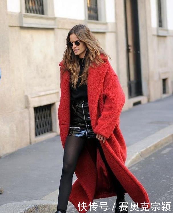 半身裙搭配|最近流行一种“保暖穿搭”,叫“羊羔毛外套+半身裙”,时髦显瘦