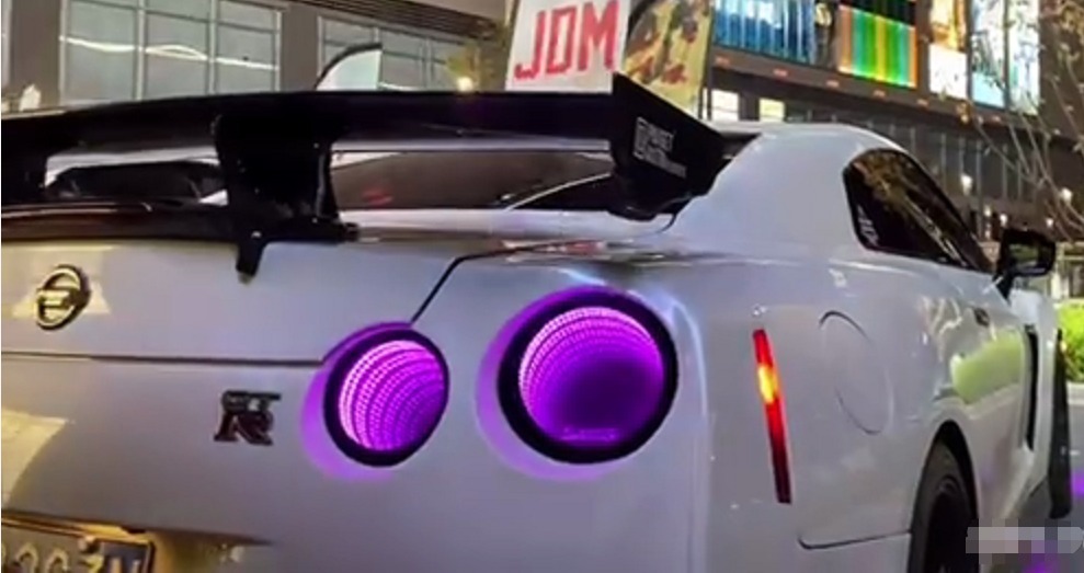 0万买gtr 再花10万改车灯 女孩子见了都想上车 乐惠车 0万买gtr 再花10万改车灯 女孩子见了都想上车 乐惠车