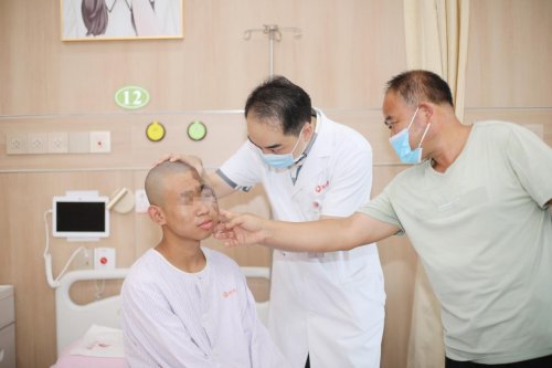 少年|西安国际医学中心整形医院孙峰主任 成功救治16岁阳光斗“痣”少年