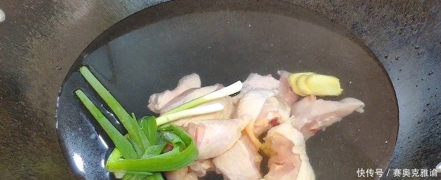 家常好菜，香菇土豆焖鸡块，配料简单味道鲜美，家人都爱吃