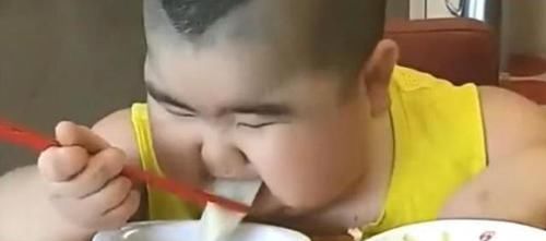 宠溺孩子|6岁胖墩儿猛吃饺子，可爱背后藏着隐患，网友：多吃点，娃瘦了