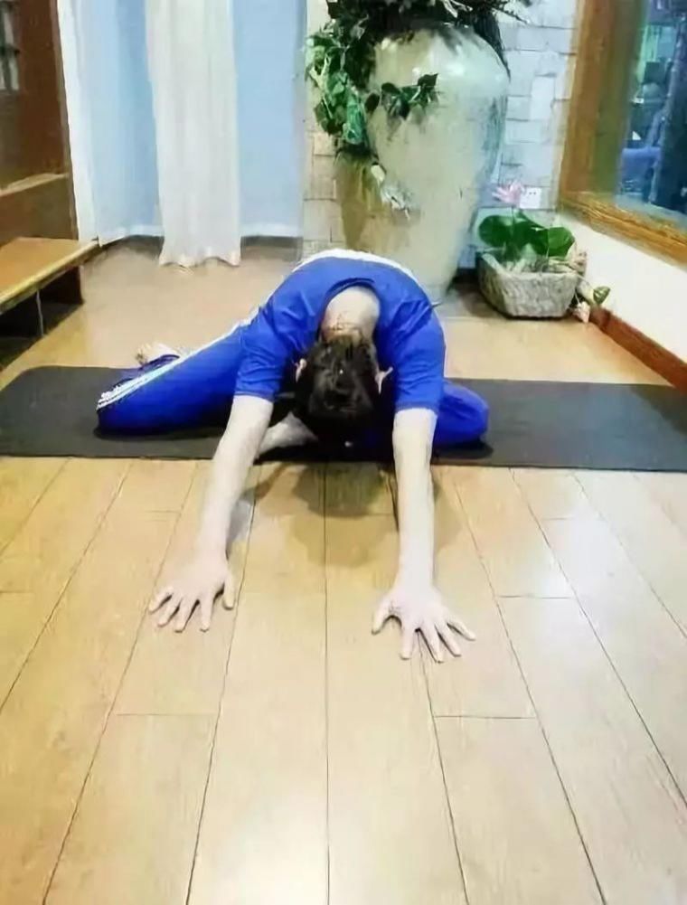 髋关节|睡前这样趴10分钟，等于跑步1小时，一周瘦7斤，腰细了