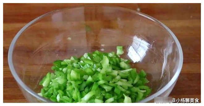 青椒鸡蛋这样做，孩子天天点名要吃，上桌就扫光，比吃肉还香