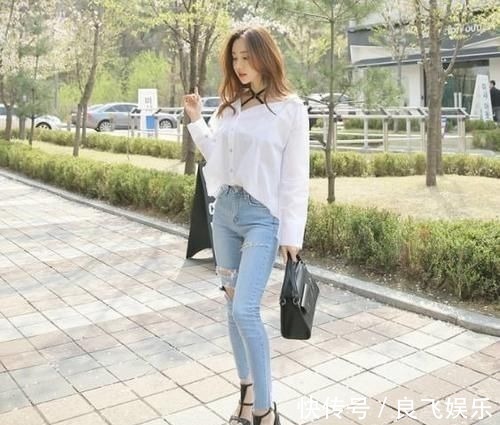 小吊带 爱穿紧身牛仔裤,搭配露脐小吊带,展示成熟性感的风情