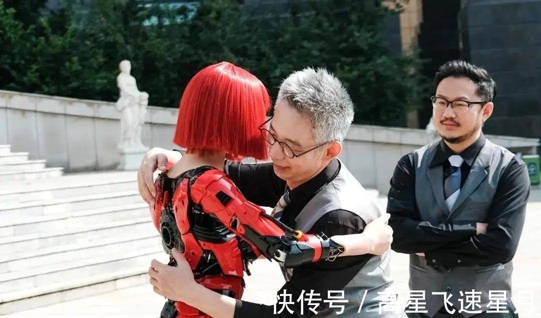 未來(lái)新世界鄧麗君現(xiàn)身被刁難,微笑溫柔回應(yīng)質(zhì)疑,科技改變時(shí)代