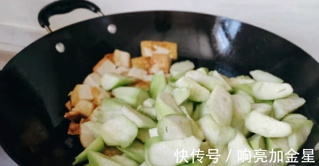 切块|豆腐和它是绝配，切块一煎再一炖，软嫩鲜美好消化，天天吃都不腻！