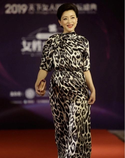 洋气|杨澜:腹有诗书气自华,一袭黑色斜肩连衣裙高级洋气,气质端庄