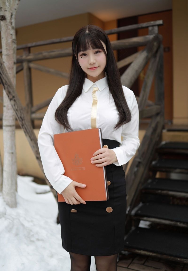 女大学生穿着如此优雅的职业装! 你觉得看起来如何?