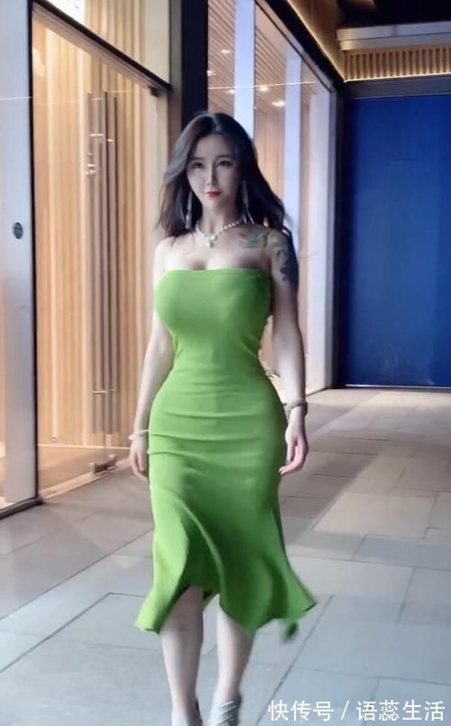 有型|青色长裙穿出“梨形身材”,有型有范,妥妥的欧美风情