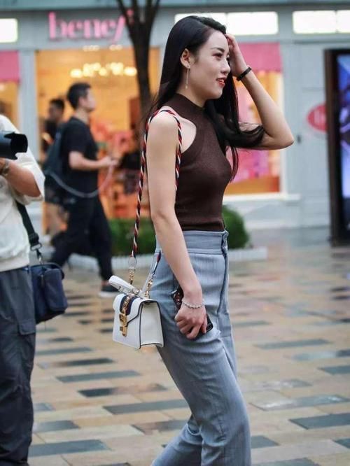 美女|街拍美女辣妈风韵成熟有女人味,曲线身姿妖娆盛世美颜