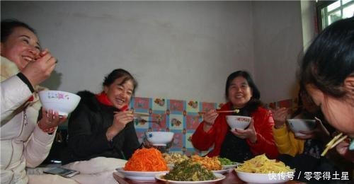 在甘肃天水，一到冬天，馓饭就成了人们饭桌上每天雷打不动的主食