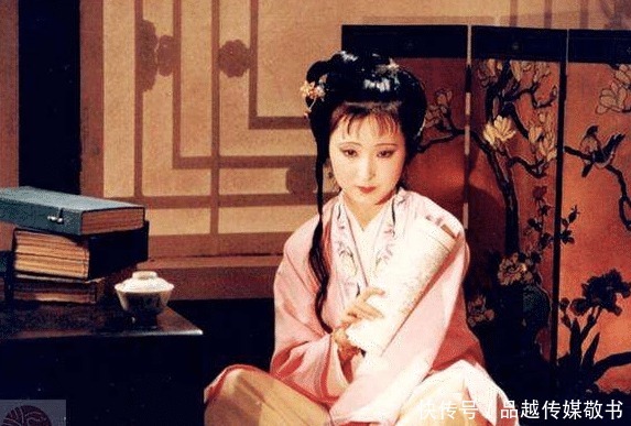 薛宝钗|薛宝钗和贾宝玉、黛玉之间,到底差了什么?这一点很关键