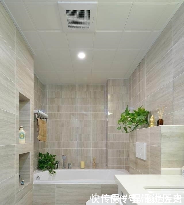 阳台上|多亏老婆这个明智的决定,在电视墙做一圈柜子,完工后漂亮又实用