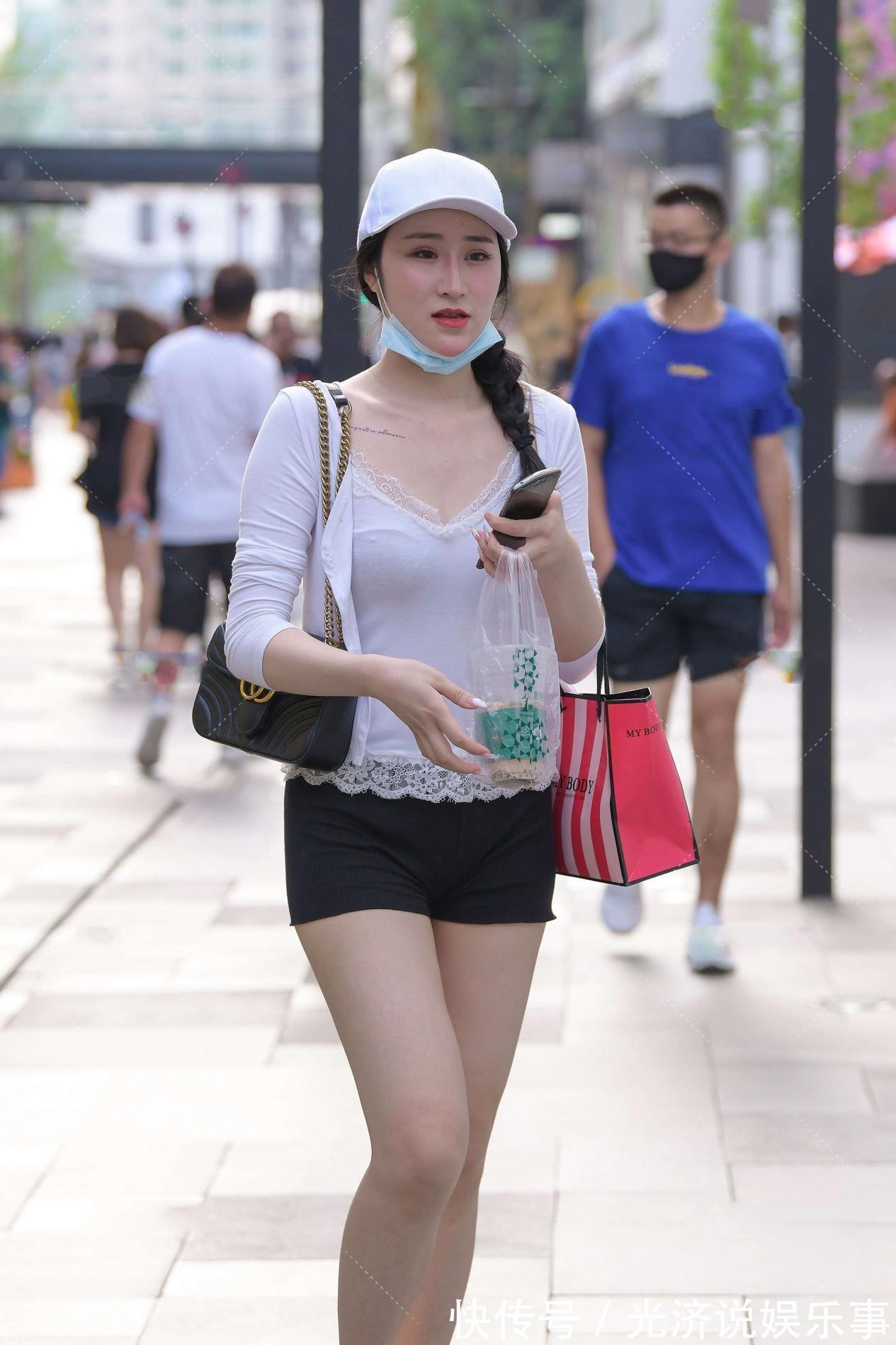 花边 白色上衣搭配黑色裤子,版型简约时尚,穿搭甜美大方