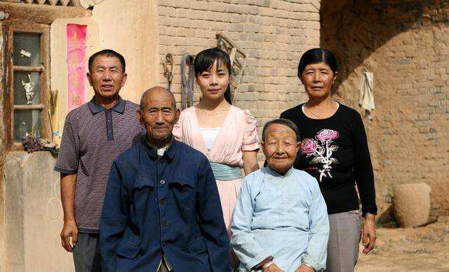 2007年,《星光大道》王二妮風(fēng)光無限,嫁人回農(nóng)村后因何發(fā)文抱怨