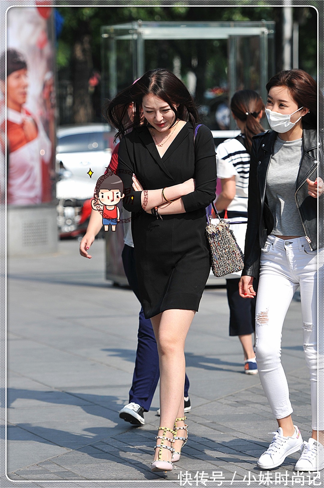 黑裙|时尚街拍:气质辣妈穿着轻便小黑裙,抱着手走路,风采奕奕