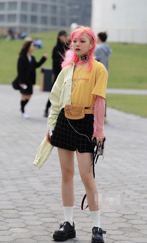 街拍:长发披肩的小姐姐,浅色的经典色,彰显出简约的时尚感