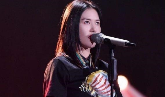 同樣都是“超女”走紅,當(dāng)年的亞軍已是導(dǎo)師,而冠軍卻仍是選手