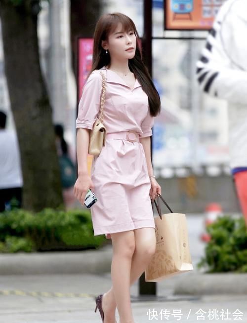 少女|街拍:粉裙少女真气质,嫩嫩的女生你们喜欢吗?