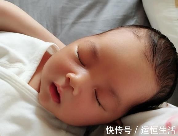 胎脂|“天使女婴”出生就走红,高颜值获得网友称赞,护士:从没见过