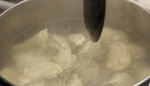 煮饺子,最忌水开直接下锅煮,牢记4点,饺子劲道好吃不破皮