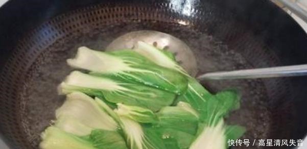 炒青菜怎么做才不发黑教你正确做法,翠绿又脆嫩,3窍门要牢记