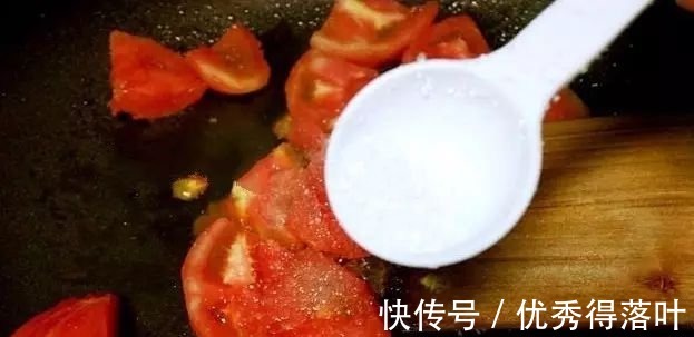 西红柿|西红柿别再煮汤了,和这两种食材一起炒更好吃,你试试就知道~!