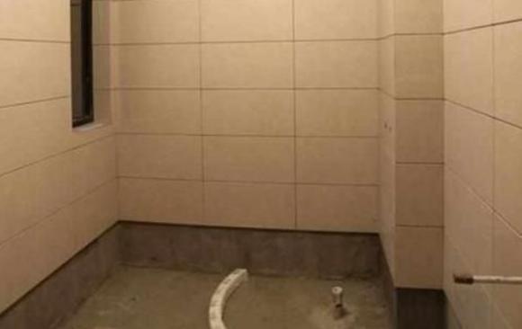 装修|卫生间贴瓷砖,记得提醒师傅留空一排,不敢偷工耍滑,质量杠杠的