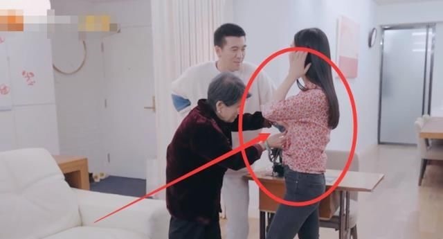 黃圣依婆婆拿98元柏木梳送兒媳，嫌?xùn)|西太便宜閉眼害羞拿不出手