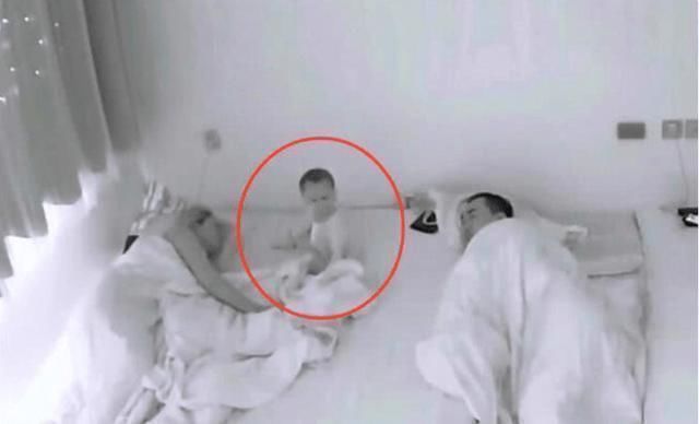 父母|父母熟睡后，监控拍下10个月宝宝天使举动，网友孩子是来报恩的