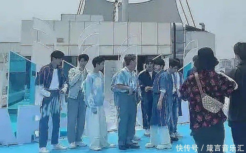 INTO1参加《快本》路透照过于模糊的原因曝光,粉丝太不容易了