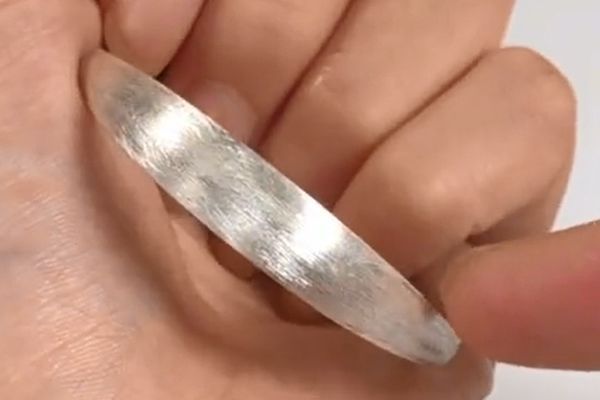 银手镯发黑,切记别再用牙膏洗,简单“泡一泡”,立马光亮如新