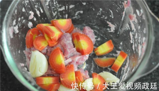 豆腐|三伏天,多给孩子做豆腐饼,薄皮脆嫩,香软好消化,比肉饼更香!