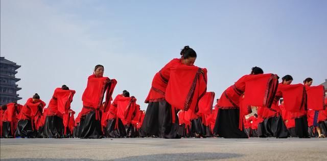 汉服秀|汉中市旗袍文化协会在天汉长街举行千人汉服秀