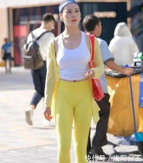 美女 丰腴凹凸的打底裤美女，拉长身材比例，优雅浪漫！