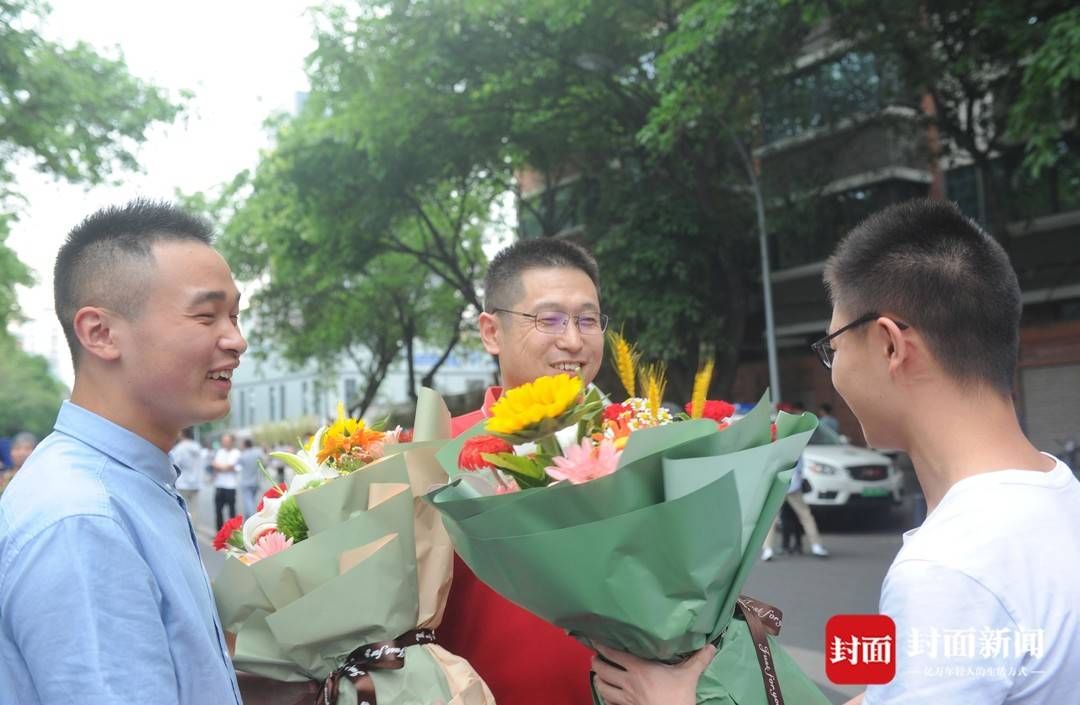 图集|鲜花献恩师 成都七中考场外考生们高呼胜利 合影留念 | 考生