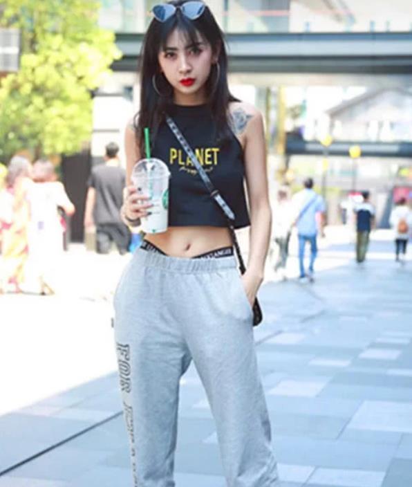 魅力|街拍:香草美人的美女,黑色背心配蓝色休闲裤,魅力气质共存