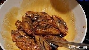 非常简单的一道荤菜,没有做过菜的人也能学会,好吃不腻