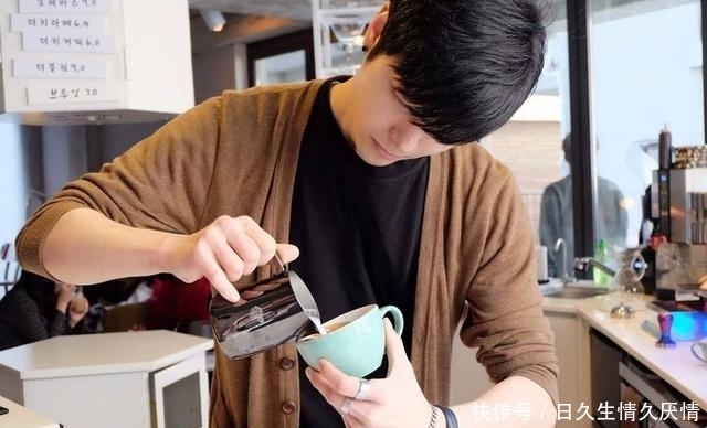  男子|韩国男子将咖啡做成了美图，顾客看的多喝的少