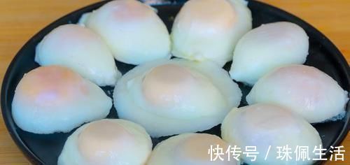 荷包蛋直接下锅煮就废了可惜知道的人不多,这样做完整又不散花