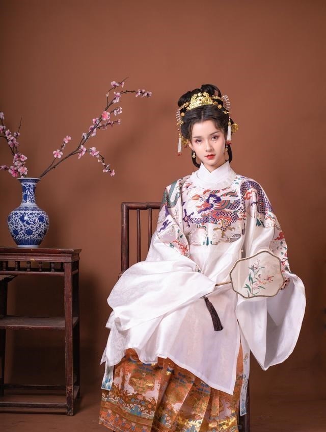 可可@汉服娘到小摊上买东西,老板“衣服很好看,就是长得不好看!”