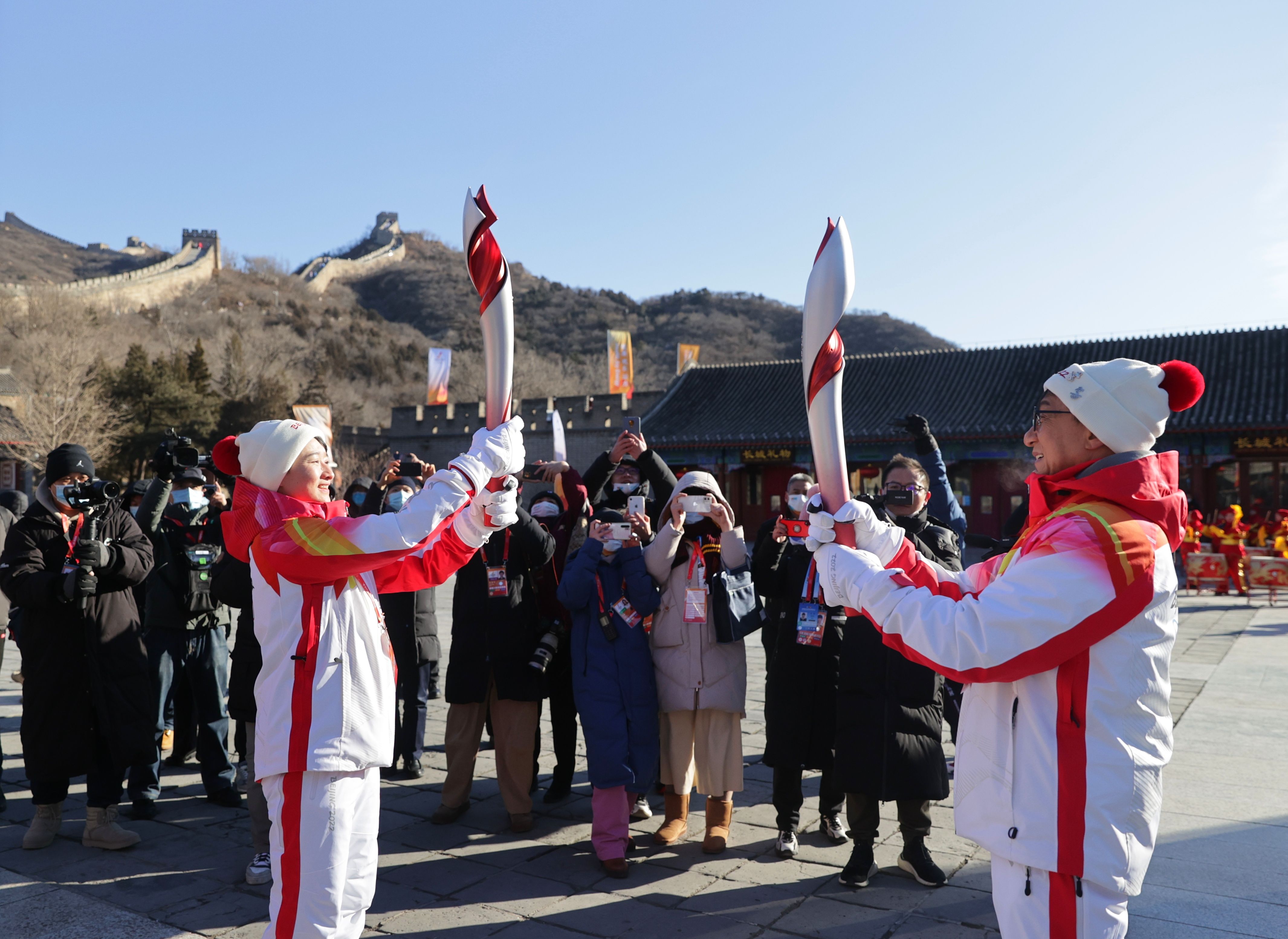 北京冬奥会|成龙在八达岭火炬接力：通过冬奥把中国文化传递出去