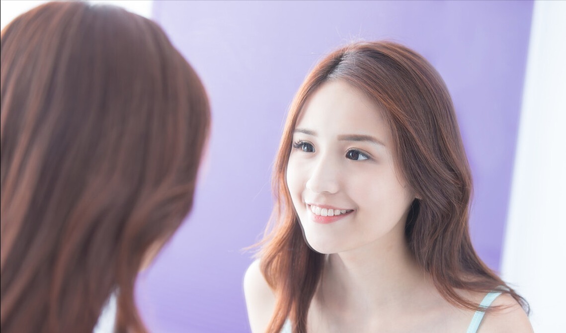 头发 黑长直不香吗?明知道染发伤头发,为啥还有很多女人喜欢染发?