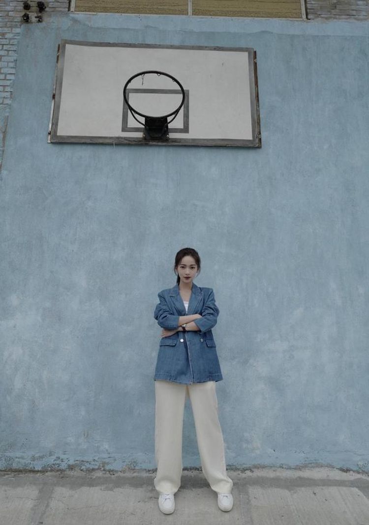 街拍|路人街拍,精美别致的连衣裙,休闲不失潮流的感觉