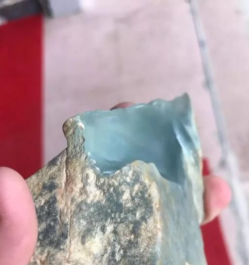 石木|翡翠原石木那白黄沙皮原料,切开后震惊了