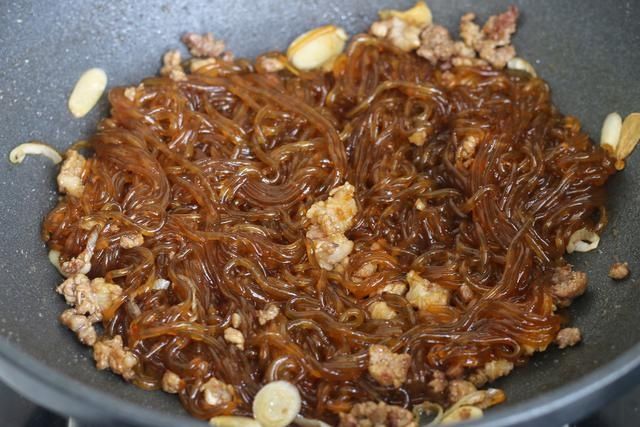关键点|做肉末炒粉条，记住两个关键点，不管放多久，粉条都不粘不坨