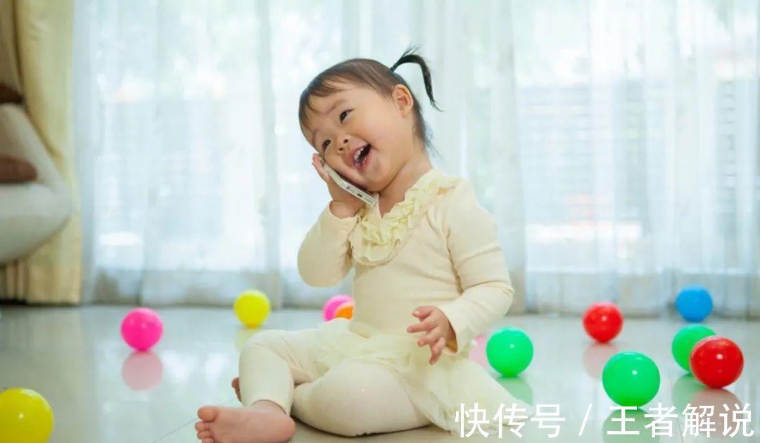 父母|娃快2岁还不会说话，奶奶却责怪父母没给孩子剪舌根，无知者无畏